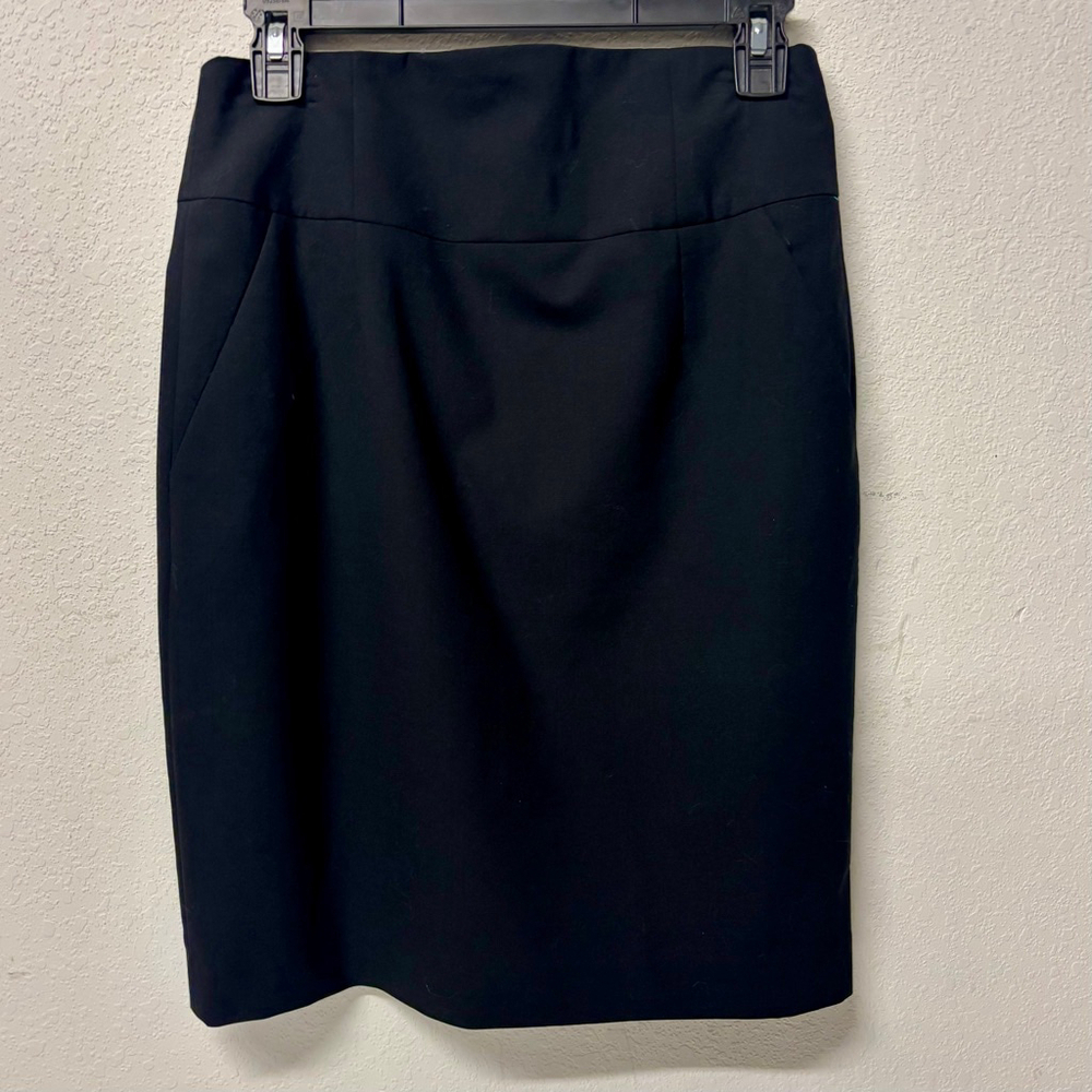Banana Republic Black Wool blend pencil skirt size 6, has pockets.